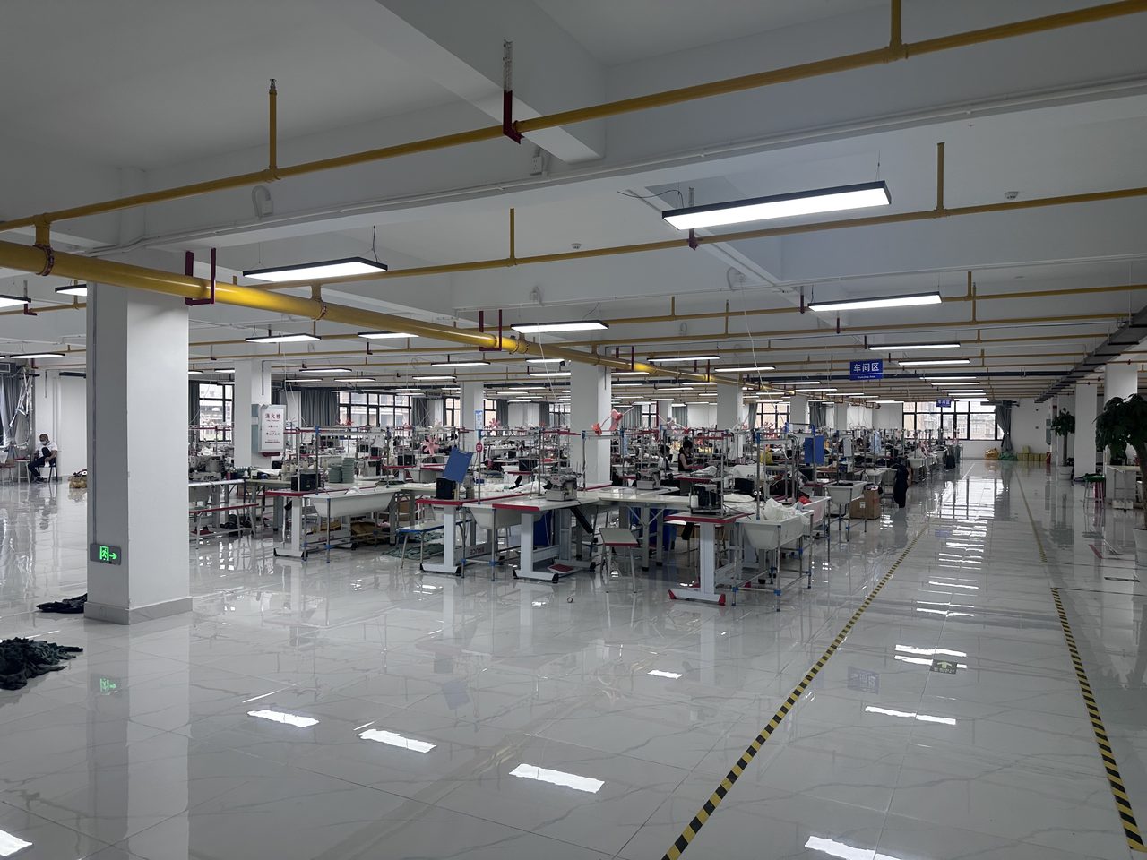 Sewing floor with rows of machines